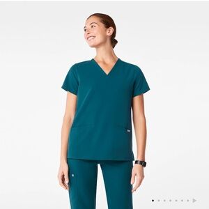 Figs Women's Caribbean blue Casma three pocket scrub top